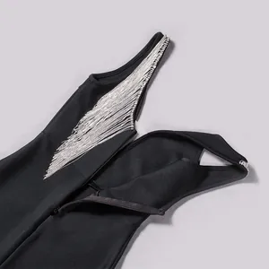 Detailansicht eines schwarzen Verbandskleides mit silbernen Strass-Fransen.