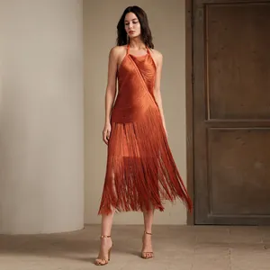 Elegantes orangefarbenes Neckholder-Kleid mit gestuften langen Fransen für den Abend