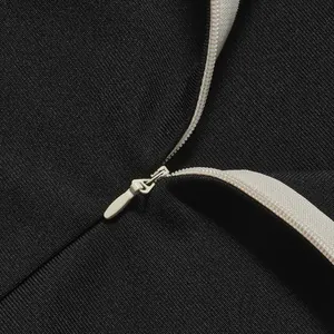 Hochauflösende Nahaufnahme des Reißverschluss-Details an einem schwarzen Abendkleid