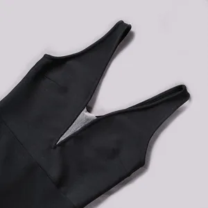 Nahaufnahme des eleganten tiefen V-Ausschnitts dieses schwarzen Bandage-Abendkleids.