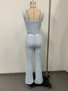 Detailansicht von hellblauem Crop-Top und Schlaghosen-Set mit Wellenstruktur hinten.