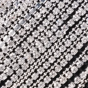 Nahaufnahme von schimmernden Strassketten-Quasten an einem luxuriösen Abendkleid.