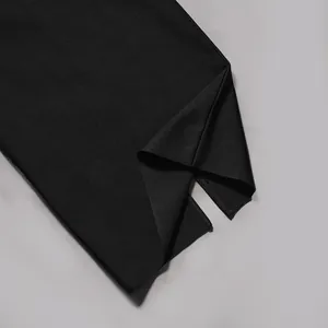 Detailansicht eines schwarzen Bandagekleids mit hochwertigem Rippstoff und Saumschlitz