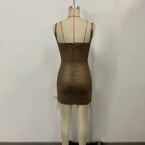 Πίσω όψη χάλκινου μεταλλικού φορέματος bandage με φερμουάρ και λεπτομέρειες κορδονιών.