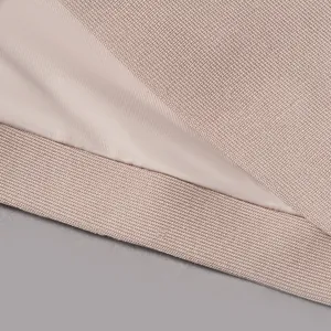 Vista macro del tessuto bandage a coste di alta qualità e della fodera liscia di un blazer donna