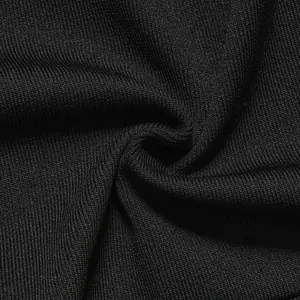 Detailansicht der hochwertigen Textur und Webart eines schwarzen elastischen Bandagekleid.