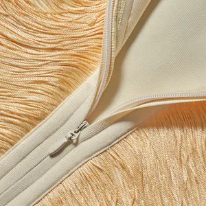 Nahaufnahme eines hochwertigen versteckten Reißverschlusses an einem goldenen Fransenkleid