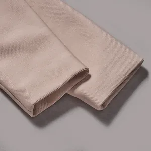 Dettaglio ravvicinato della trama in tessuto bandage di qualità per giacca da completo donna