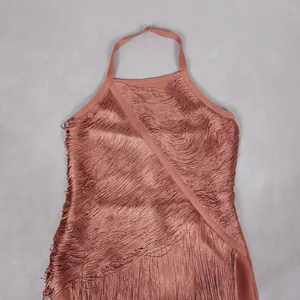 Detailansicht des roségoldenen Halterkleids mit langen Fransen und Bandage-Passform.