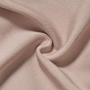 Dettaglio ravvicinato del tessuto bandage beige di alta qualità per giacche da donna