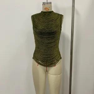 Λεπτομέρεια αμάνικου τοπ σε λαδί χρώμα με ζιβάγκο και υφή από πυκνά κρόσσια παντού.