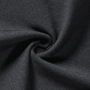 Nahaufnahme des schwarzen Bandage-Kleiderstoffs mit hochdichter Strickstruktur