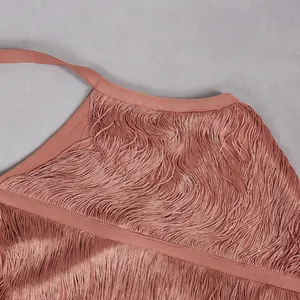 Detailansicht der dichten rosa Fransenschichten an einem eleganten Cocktailkleid im Bandage-Stil.