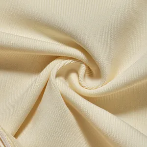 Nahaufnahme des hochwertigen cremefarbenen Bandagenstoffs mit Strickstruktur und Webart