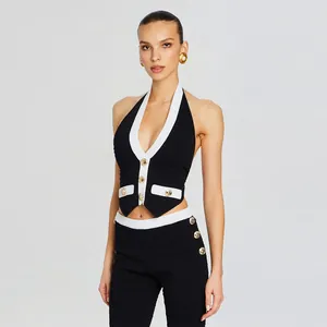 Elegante contrasterende haltertop en slim-fit broek set met gouden knopen en bandage textuur