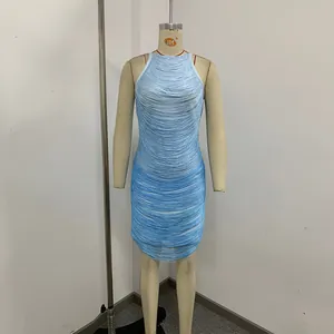Detailansicht eines figurbetonten blauen Bandage-Minikleides mit Verlauf an einer Schaufensterpuppe