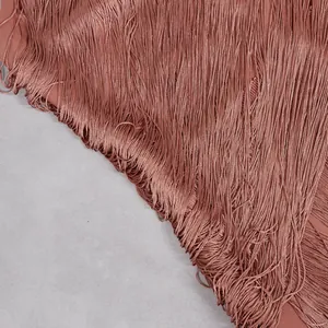 Exquisite Makroaufnahme der hochwertigen roségoldenen langen Fransen des Bandagekleids