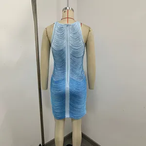 Rückansicht eines eleganten blauem Farbverlauf-Fransen-Bandage-Minikleides für Partys