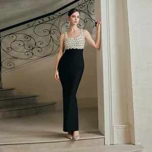 Elegantes eng anliegendes schwarz-weißes Abendkleid mit Perlen- und Strasssteinchen