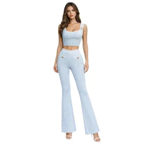 Hellblaues zweiteiliges Set mit Square-Neck-Crop-Top und Schlaghose mit hoher Taille