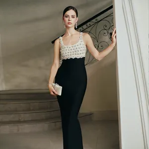 Elegantes schwarz-weißes Bandage-Abendkleid mit Perlen-Blumenstickerei und Passform.