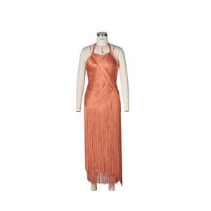 Frontalansicht eines eleganten orangefarbenen Kleides mit langen Fransen auf Mannequin