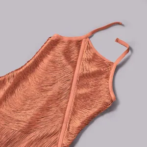 Nahaufnahme eines orangefarbenen Camisole-Kleides mit langen symmetrischen Fransen