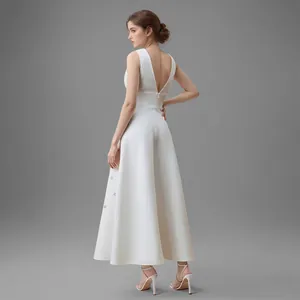 Elegante witte avondjurk met diepe V-rug en een slank gesneden, hoge taille chic.