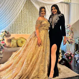Elegante Abendkleider, darunter eine goldene Ballrobe und ein schwarzes Kleid mit Strasssteinen