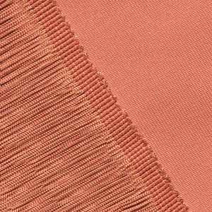 Detailansicht der Fransen und der gerippten Bandagen-Kleid-Stoffstruktur in Orange