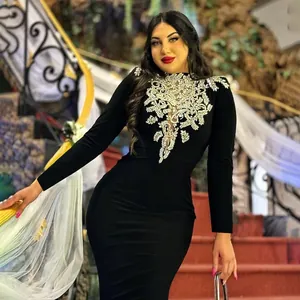 Detailansicht der silbernen Strassstickerei auf diesem eleganten schwarzen Abendkleid