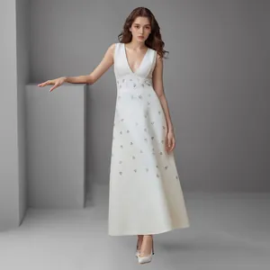 Elegante witte mouwloze maxi-jurk met een diepe V-hals en subtiele details van strassteentjes