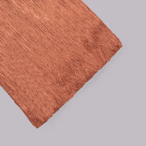 Detailaufnahme der kupferfarbenen langen Fransen an einem sexy slim Bandagenkleid