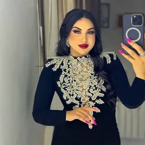 Elegantes schwarzes langärmliges Bandagenkleid mit aufwendiger Silber-Strass-Stickerei.