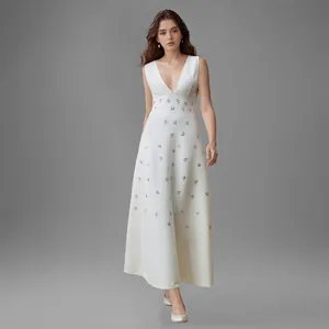 Elegante witte avondjurk met een diepe V-hals en verfijnde strass-steentjes patronen