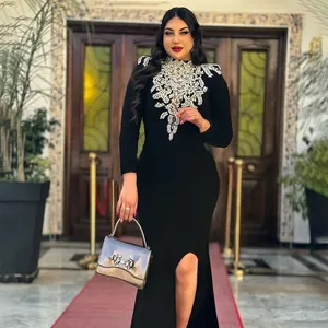 Elegantes langärmeliges schwarzes Bandagekleid mit feinen Strassdetails und hohem Schlitz