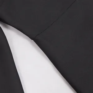 Κοντινό πλάνο της υφής και της ραφής υψηλής ποιότητας του μαύρου φορέματος bandage