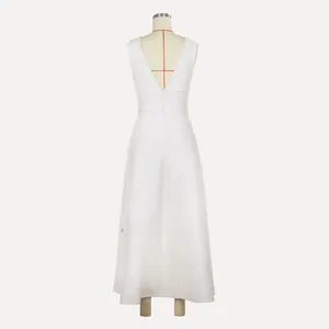 Achteraanzicht van een elegante witte mouwloze avondjurk met een diepe V-halslijn