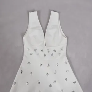 Elegante witte jurk met diepe V-hals en fonkelende strass bloemendetails