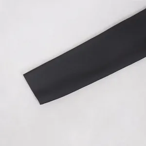 Λεπτομερής macro προβολή του μαύρου υφάσματος bandage υψηλής ποιότητας στο τμήμα μανικιού.