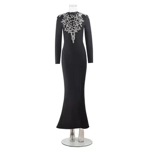 Elegantes schwarzes langärmliges Abendkleid mit Silber-Strasssteinen und Seitenschlitz.