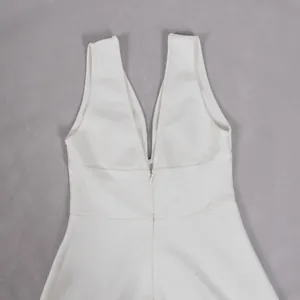 Gedetailleerd overzicht van een elegante witte mouwloze maxi-jurk met een diepe V-hals