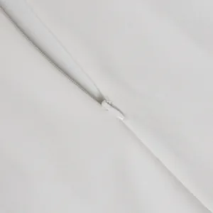 Gedetailleerde close-up weergave van de onzichtbare rits op de elegante witte jurk