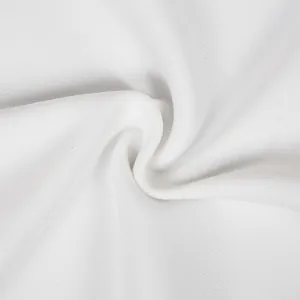Macro-opname van de hoogwaardige witte elastische stof voor een elegante avondjurk