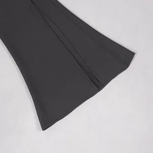 Detailaufnahme des eleganten Seitenschlitzes und der Textur eines schwarzen Bandagenkleides.