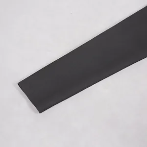 Detailaufnahme der Manschette eines schwarzen Verbandkleides mit feiner Stoffstruktur