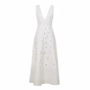 Elegante witte mouwloze maxi-jurk met diepe V-hals en prachtige strass bloemendetails