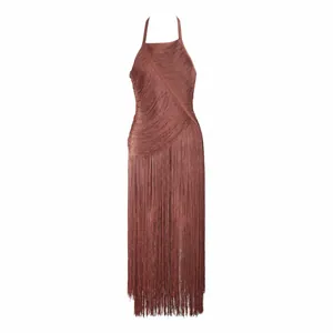 Elegantes braunes Neckholder-Kleid mit langen symmetrischen Fransen für eine schlanke Passform