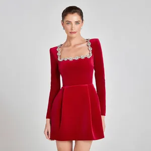 Elegante mini abito in velluto rosso con scollo quadrato a fiori e maniche lunghe