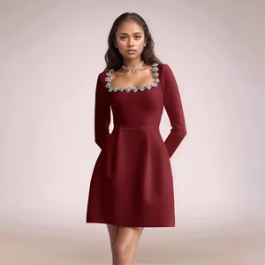 Elegante abito da sera bordeaux a maniche lunghe con scollo quadrato in cristallo floreale